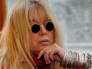 Ünlü sanatçı hastanelik oldu!