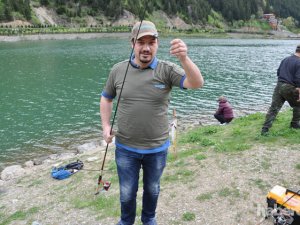Uzungöl'de balık tutma yarışması