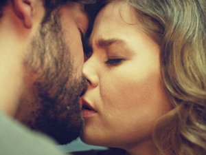 Hayat Şarkısı yeni bölümde Hülya evden gidiyor mu?