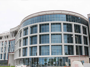 Komediye bak: Trabzon'daki Diş Hastanesi merdivene takıldı