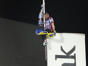 FB bayrağını indiren taraftar: Oraya nasıl çıktım bilmiyorum