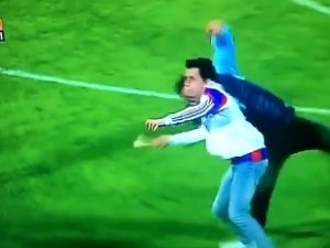 Maçta olay! Hakeme tokmakla saldırdılar!