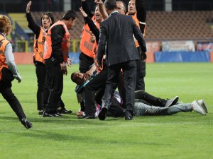 Taraftar futbolcudan şikayetçi oldu