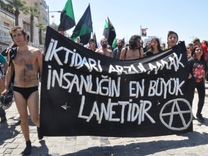 İzmir'de çıplak 1 Mayıs kutlaması!