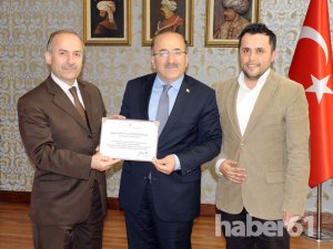 KTÜ'den Başkan Gümrükçüoğlu'na plaket