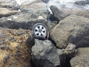 Trabzon'da araç kayalıklara uçtu!