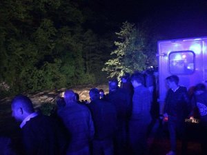 Trabzon'da araçla dereye uçtular…