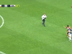 Galatasaray Beşiktaş maçında taraftar sahaya daldı!