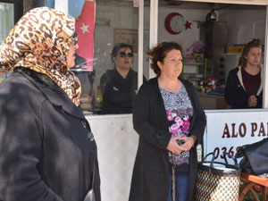 Esnaf dükkanı yıkılmasın diye kendini zincirledi