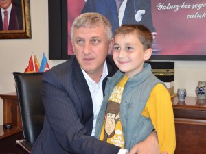 Minik Emirhan'ın isteği yerine geldi