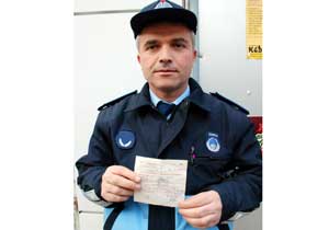 Sigarayı yere attı cezasını kesti