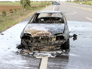 Otomobil bir nada alev topuna döndü
