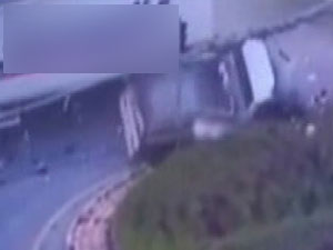 Kırmızı ışıkta geçen tır kamyoneti dehşet saçtı