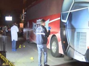 Takım otobüsünü kurşunladılar!