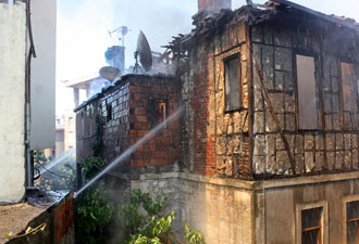 Ordu'da tarihi ev kül oldu