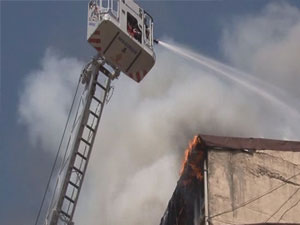 Çatı yangın panik yarattı