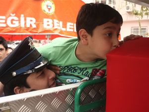 Şehit babaya son öpücük