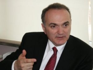 Faruk Özlü kimdir?