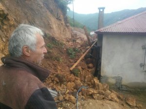 Ordu'da kayalar eve zarar verdi