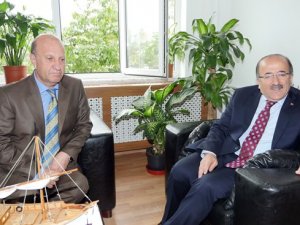 Başkan Gümrükçüoğlu'ndan İhsan Gümrükçü'ye ziayret