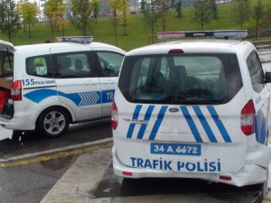 Kazaya müdahale eden polislere otomobil çarptı