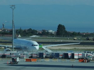 Pilotla tartışan yolcu kriz yarattı