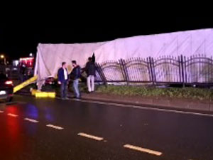 Trabzon plakalı tır Rize'de devrildi