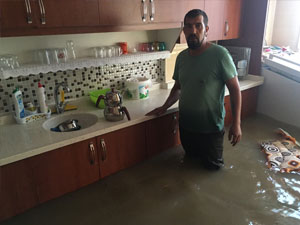 Şiddetli yağmur evleri bastı