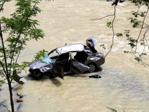 Araç 30 metreden ırmağa yuvarlandı
