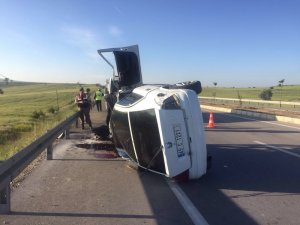 Direksiyon hakimiyetini kaybedince takla attı