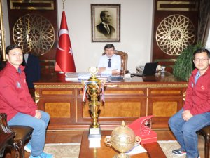 KTÜ'lü mucitler Valiyi ziyaret etti