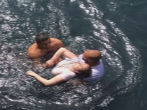 Denize düşen genç kız son anda kurtarıldı