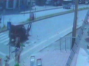 Zonguldak haber: Kamyon çarptı havada takla attı!