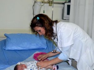 33 günlük bebeğe doktor annelik yaptı!