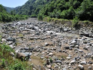 Rize'de HES'ler dereleri kuruttu
