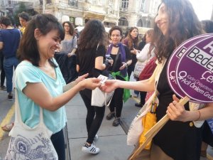 Eylemde prezervatif dağıtıldı!