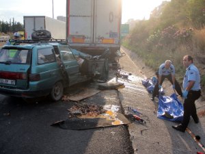 Otomobil park halindeki tıra çarptı 2 ölü