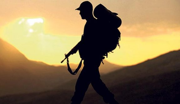 Tuzaklanan bombaya basan asker ağır yaralandı