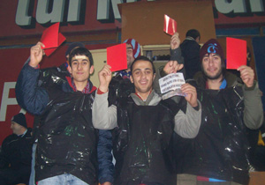 Avni Aker'de siyah protesto