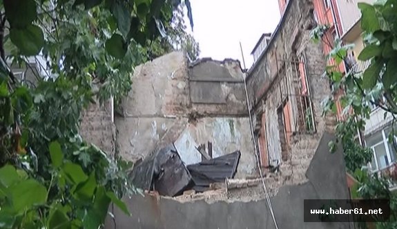 Tarihi binanın duvarı çöktü: 3 yaralı