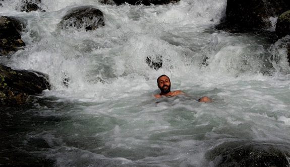 Trabzon'da buz gibi suya aldırış etmediler