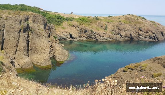 Kayalıklara tırmanmaya çalışan genç yere çakıldı