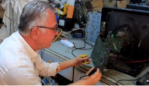 Protez kollarla 30 yıllık tamirci