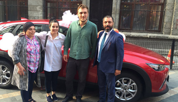 Çifte mutluluk: Düğün alışverişi yaptı araba kazandı