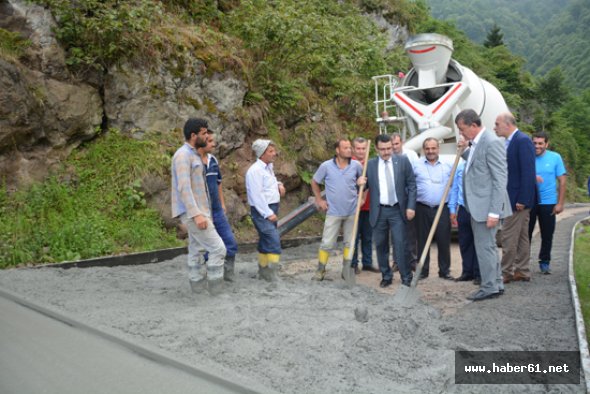 Trabzon'da yol betonlama çalışmaları sürüyor