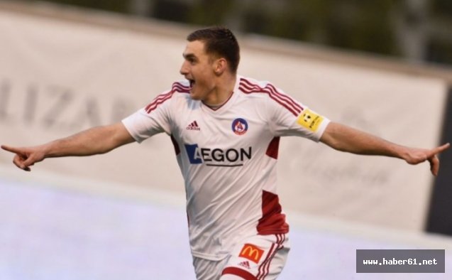 Kulübü Trabzonspor'un o futbolcuyla ilgilendiğini doğruladı!