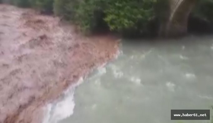 Rize'de ilginç görüntü: Biri çamurlu biri berrak