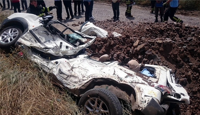 Kağıt gibi ezilen araçtan sağ çıktılar