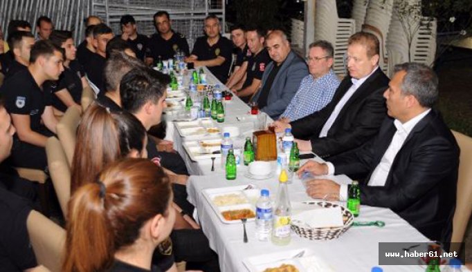 Vali Yavuz Çevik Kuvvet ile iftar yaptı