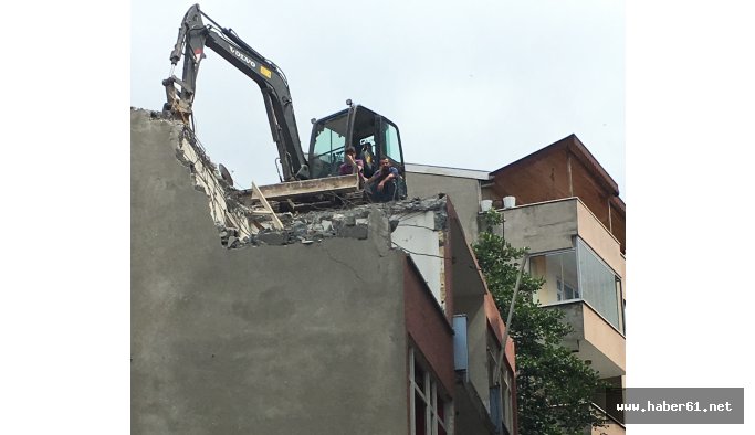 İş makinesi çatıda!